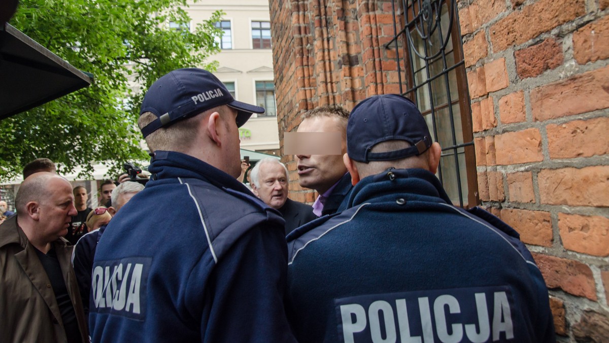 PiS złożyło w trybie wyborczym pozwy wobec szefa klubu PO Rafała Grupińskiego oraz europosła PO Adama Szejnfelda za wypowiedzi sugerujące, że za piątkowym atakiem na prezydenta Bronisława Komorowskiego w Toruniu stoją ludzie związani ze sztabem Andrzeja Dudy.