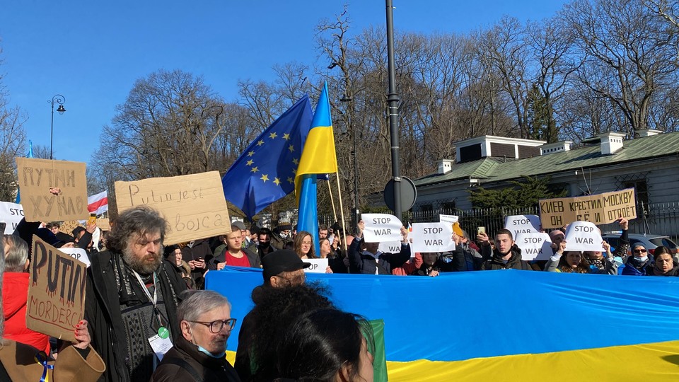 Manifestacja przed rosyjską ambasadą w Warszawie