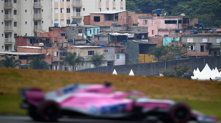 A brazíliai Forma–1-es helyszín kerítésein túl jól láthatóak a bűnözőkkel teli negyed épületei /Fotó: Getty Images