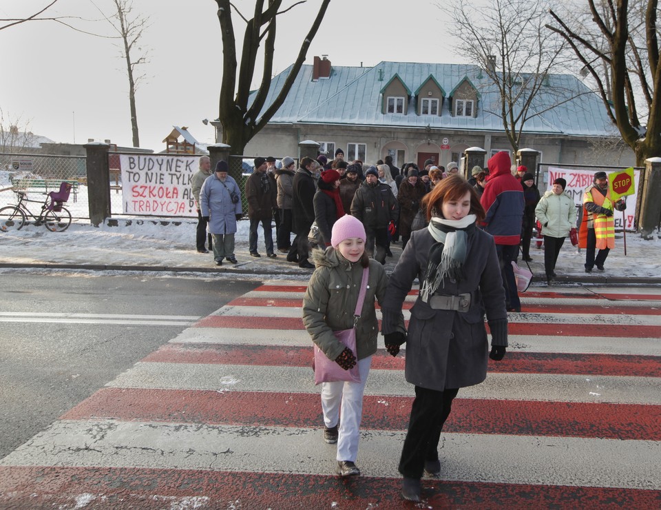 ŁÓDŹ RODZICE PRTOTESTUJĄ PRZECIWKO LIKWIDACJI SZKOŁY