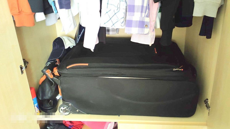 Kobieta ukryła się w walizce, którą schowano w szafie, fot. policja