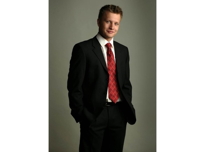 Igor Nowak został ojcem, co zmusiło go do ustatkowania się. Teraz pracuje jako dziennikarz sportowy i walczy o jakość swojej gazety