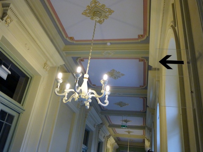 Żyrandole wyglądają podobnie do tych sprzed 100 lat.