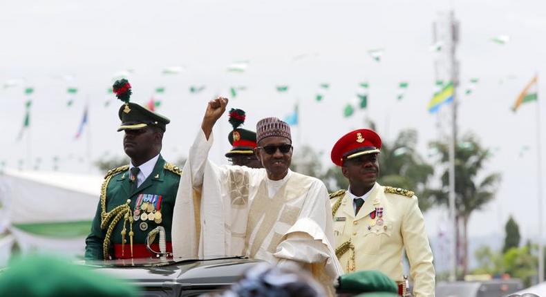 Nigeria's new President Muhammadu Buhari rides on the motorcade while inspecting the guard of honour at Eagle Square in Abuja, Nigeria May 29, 2015. REUTERS/Afolabi Sotunde