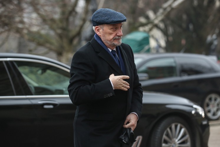 . Minister obrony narodowej Antoni Macierewicz w drodze na poranną mszę świętą w kościele Seminaryjnym p.w. Wniebowzięcia NMP i św. Józefa Oblubieńca przy Krakowskim Przedmieściu w Warszawie