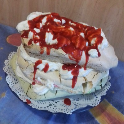 Emeletes színes Pavlova torta eperöntettel