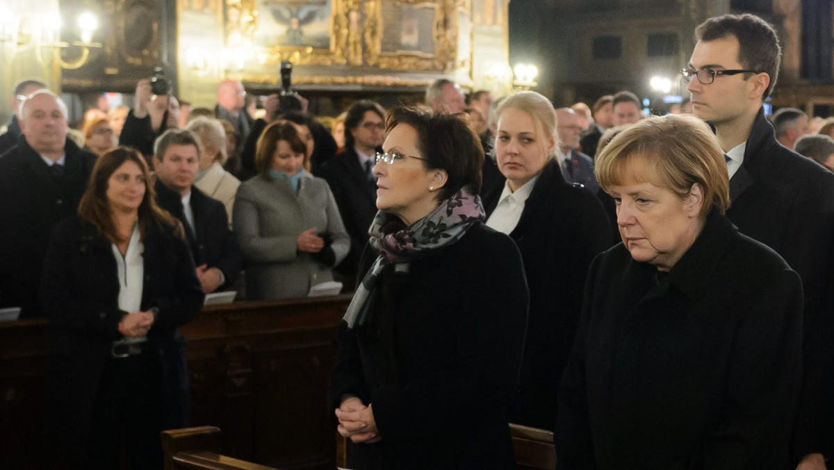 Premier Ewa Kopacz i kanclerz Niemiec Angela Merkel uczestniczyły w nabożeństwie ekumenicznym upamiętniającym 25. rocznicę Mszy Pojednania, które odprawiono w czwartek w Kościele Pokoju w Świdnicy (Dolnośląskie).