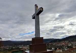 Grom ošteti krst u Trilju