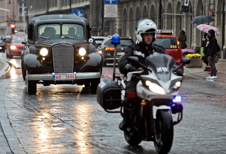 Odrestaurowany pojazd Cadillac 355D, sprowadzony do Polski w 1935 roku dla Marszałka Józefa Piłsudskiego, podczas przejazdu Traktem Królewskim w Warszawie