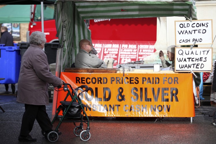 W Stanach Zjednoczonych za sprzedaż złota odpowiadają głównie firmy zajmujące się handlem monetami oraz wyspecjalizowane portale internetowe . W większości pozostałych krajów na świecie, z Niemcami na czele, sztabki złota można kupić też w oddziałach lokalnych banków. „Instytucje finansowe podejmują się przeróżnych prób, aby wejść na rynek złota” – mówi Martin Murenbeeld, główny ekonomista DundeeWealth. W Chinach i Wietnamie szczególną popularnością cieszą się oferowane przez banki specjalne programy oszczędnościowe na rachunkach zabezpieczonych fizycznym złotem.