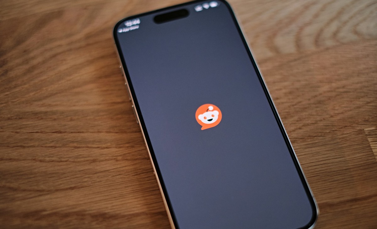 Smartfon z widocznym logo aplikacji Reddit na wyświetlaczu