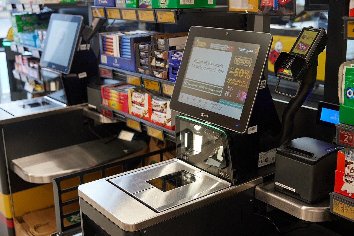 Samoobsługowe kasy podbijają Polskę. Jest wyraźny lider