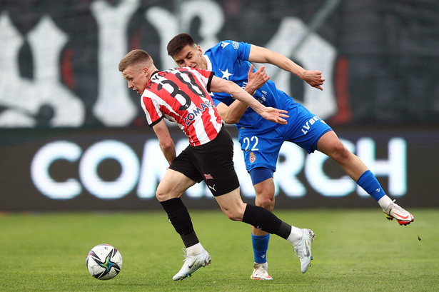 Zawodnik Cracovii Jakub Myszor (L) i Enis Fazlagic (P) z Wisły Kraków podczas meczu 31. kolejki piłkarskiej Ekstraklasy