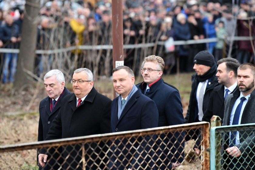 Fatalny błąd PR-owców Dudy. Prezydent podpisał ustawę na peronie