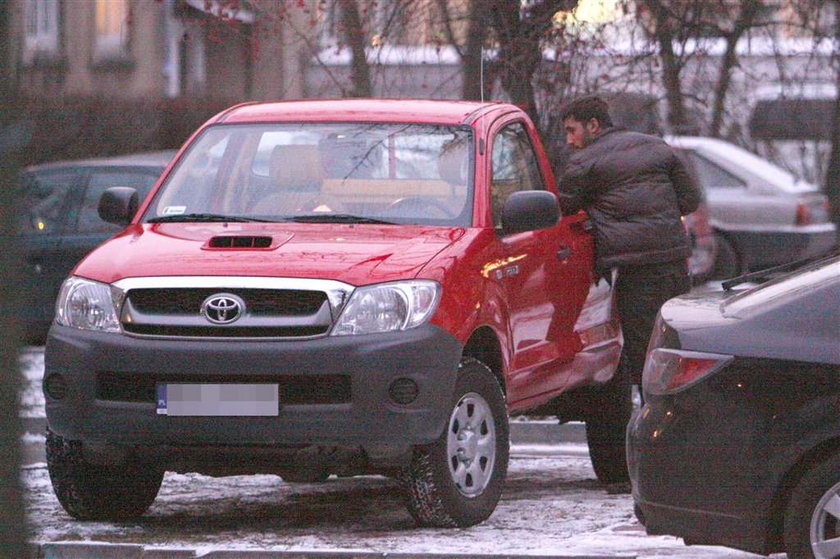 Rafał Maserak kupił sobie nowy samochód. Rafał Maserak jeździ pickupem