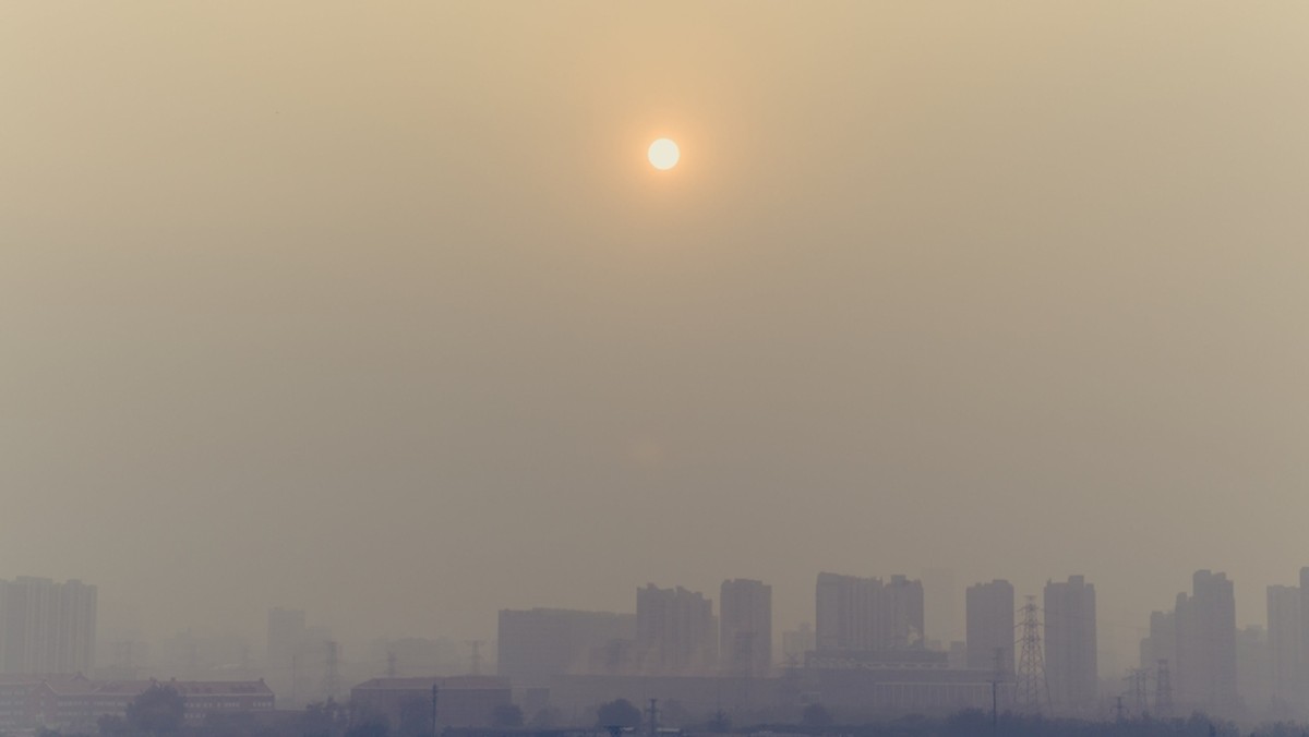 Premier Mateusz Morawiecki ogłosił rządowy program walki z niską emisją "Stop smog". Pieniądze z programu trafią do 22 z 33 najbardziej zanieczyszczonych miast w Polsce, z pominięciem jednak tych mających powyżej 100 tys. mieszkańców. To oznacza, że bez wsparcia na walkę ze smogiem zostają m.in. Katowice, Rybnik, Dąbrowa Górnicza, Zabrze i Bielsko-Biała. Samorządowcy i organizacje pozarządowe ze Śląska zarzucają autorom projektu dyskryminację i apelują o włączenie wszystkich miast regionu do programu.