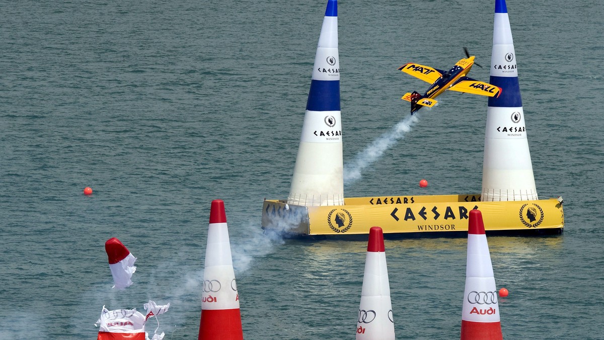 18 kwietnia na oczach 140-tysięcznego tłumu zgromadzonego na brzegu rzeki Swan w Perth (Australia) Hannes Arch (Austria) wygrał sobotni wyścig Red Bull Air Race. Reprezentant Australii, Matt Hall, zajął najlepsze w swojej dotychczasowej karierze, drugie miejsce. Lider światowej serii, Paul Bonhomme z Wielkiej Brytanii, uplasował się na trzeciej pozycji.