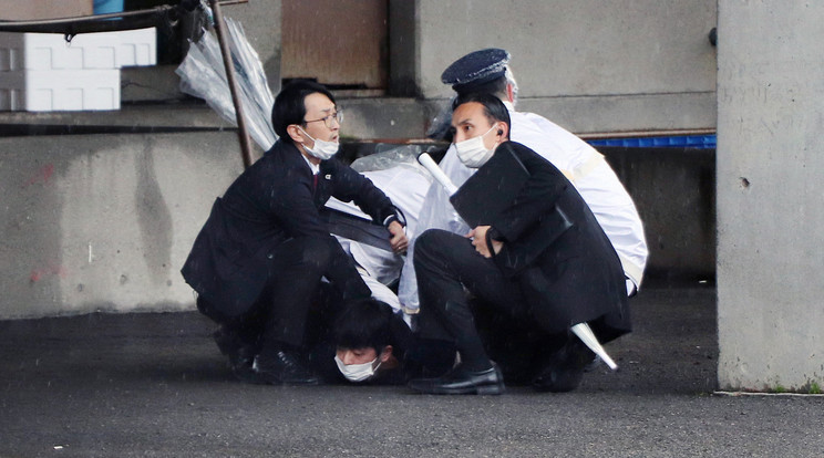 Fumio Kishidát evakuálták a támadás helyszínéről / Fotó: Northfoto