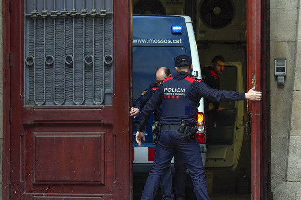 Furgonetka przewożąca byłego piłkarza Dani Alvesa przybywa do sądu w Barcelonie