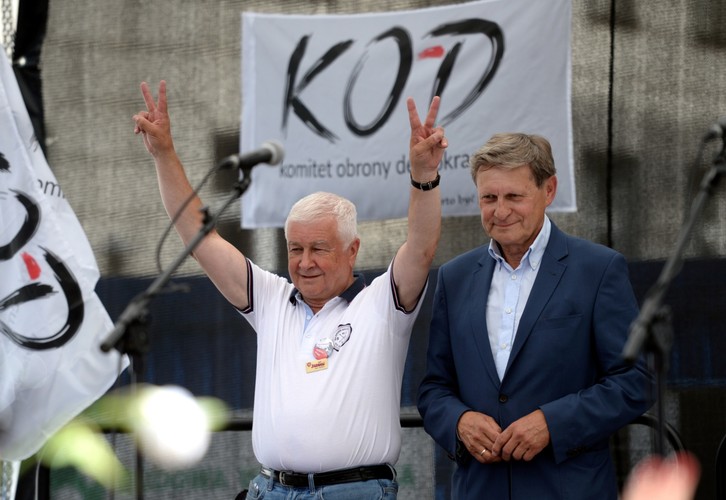 Przemawiali też m.in. Adam Michnik, Leszek Balcerowicz i Jacek Żakowski. Bartosz Piotrowski z KOD apelował do demonstrujących, żeby zostali przed Sejmem do czasu, kiedy prezent zawetuje ustawy o KRS oraz ustawy o sądach powszechnych.