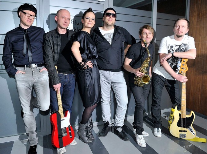 Krótki koncert podczas krajowych eliminacji dał zespół Varius Manx z nową wokalistką Anną Józefiną Lubieniecką