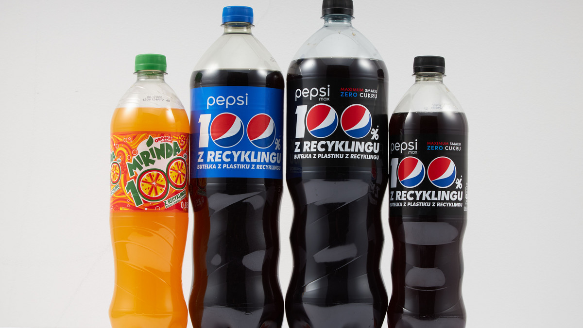 <strong style="letter-spacing: 0.03rem;"><em>„Od teraz możesz cieszyć się smakiem Pepsi i stać się częścią pozytywnej zmiany”, deklaruje producent kultowego napoju Pepsi. W listopadzie 2021 roku do produkcji w polskich zakładach firmy trafiły butelki w całości wykonane z rPET, czyli plastiku pochodzącego z ponownego przetworzenia. Zmiana ta czyni Pepsi pierwszą tak dużą marką napojów gazowanych w Polsce, której wszystkie butelki będą produkowane z plastiku pochodzącego w 100% z recyklingu. W ten sposób firma przyczynia się do realizacji założeń gospodarki obiegu zamkniętego, w której surowce mogą być wykorzystywane wielokrotnie. Cała inicjatywa jest wsparta kampanią informacyjną, która pomoże lepiej zrozumienieć działania marki i rolę konsumentów w procesie produkcji opakowań z rPET.</em></strong>