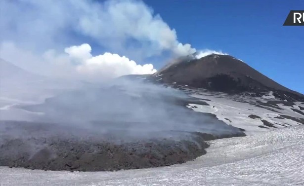 Etna aktywna i bardzo groźna. Na ludzi spadały kamienie i lawa