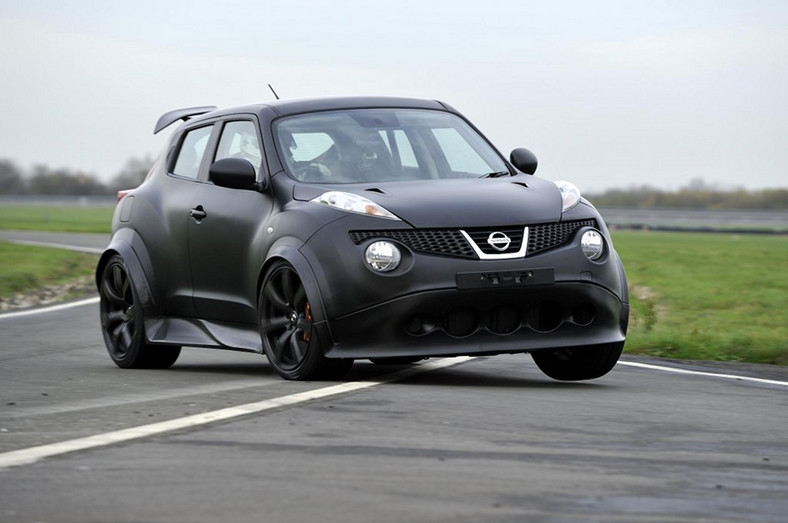 Nissan Juke-R już na torze