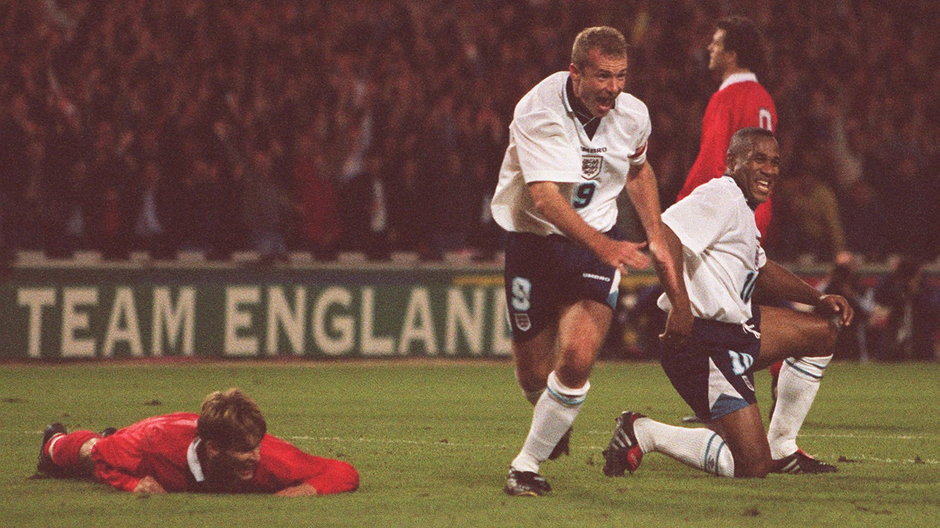 Alan Shearer cieszy się z gola przeciwko Polsce w 1996 r.