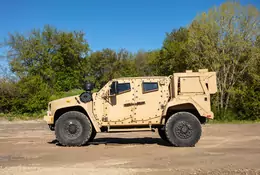 Oshkosh przygotował hybrydę z dieslem. eJLTV może zostać następcą Humvee