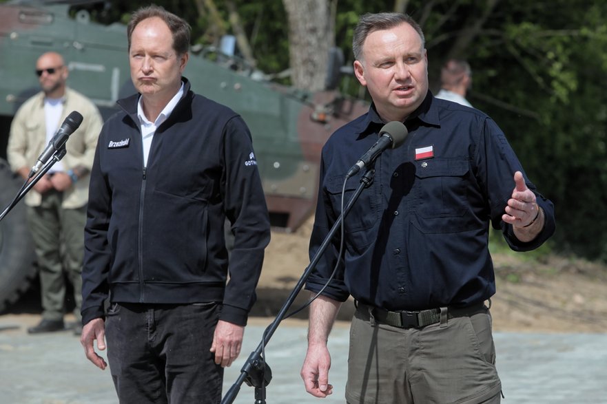 Prezydent RP Andrzej Duda (P) oraz ambasador USA w Polsce Mark Brzezinski (L) podczas wypowiedzi dla mediów po spotkaniu z uczestnikami ćwiczeń DefenderEurope 22