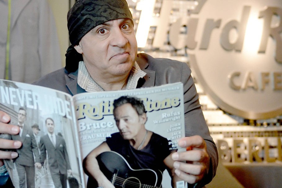 Muzyk Steven van Zandt trzyma "Rolling Stone"