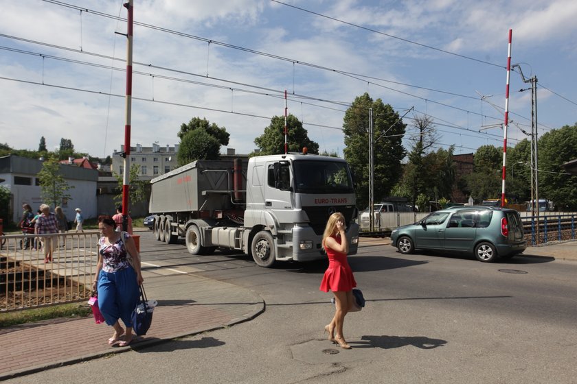 Na przejeździe kolejowym na Oruni prowadzone są pomiary czasu zamknięcia szlabanów