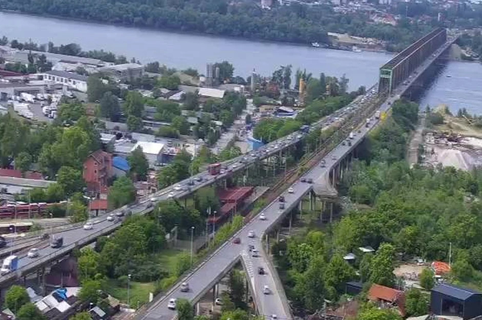 Gužva na Pančevačkom mostu.