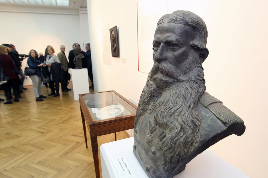 Najstarija skulptura jednog srpskog autora je bista generala Đure Horvatovića iz 1877. godine, umetnika Petra Ubavkića