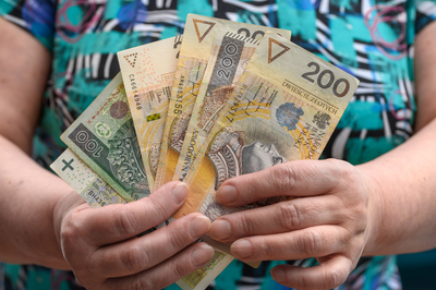 Renta wdowia od lipca 2025. Seniorzy dostaną dwa przelewy z ZUS i KRUS