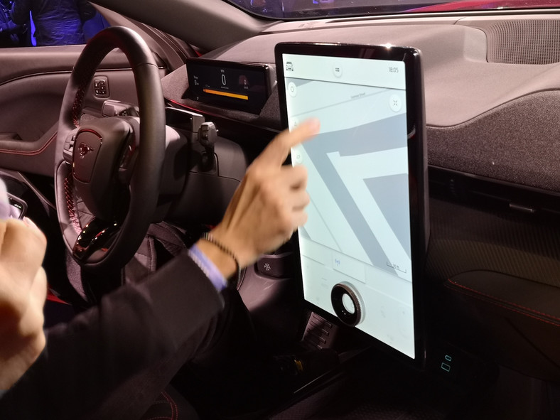 Ford Mustang Mach-E: duży tablet na środku deski rozdzielczej przywołuje skojarzenie z innym amerykańskim producentem szybkich aut na prąd