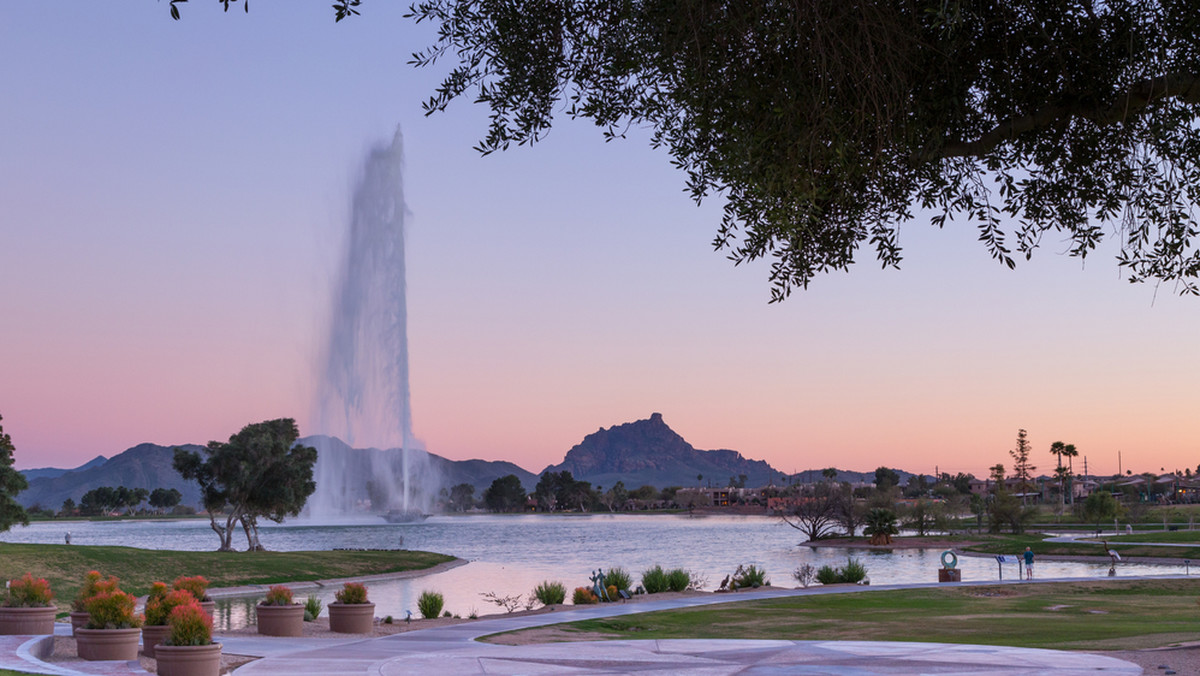 Ogromna fontanna w Fountain Hills w amerykańskim stanie Arizona to najważniejszy punkt w mieście, którego nie można i nie sposób przegapić. Jest w stanie wyrzucić wodę nawet na wysokość 170 m!