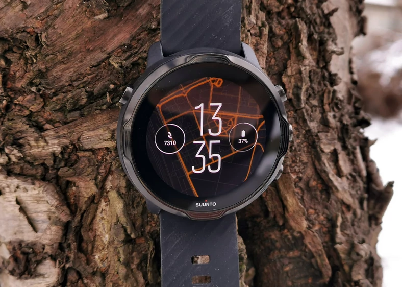  Na ekranie Suunto 7, jako tapeta może być wyświetlana aktualna mapa - ciekawy pomysł. Ponadto zegarek pozwala wgrać do swojej pamięci mapy offline, z których możemy korzystać w czasie treningu lub wycieczki.  