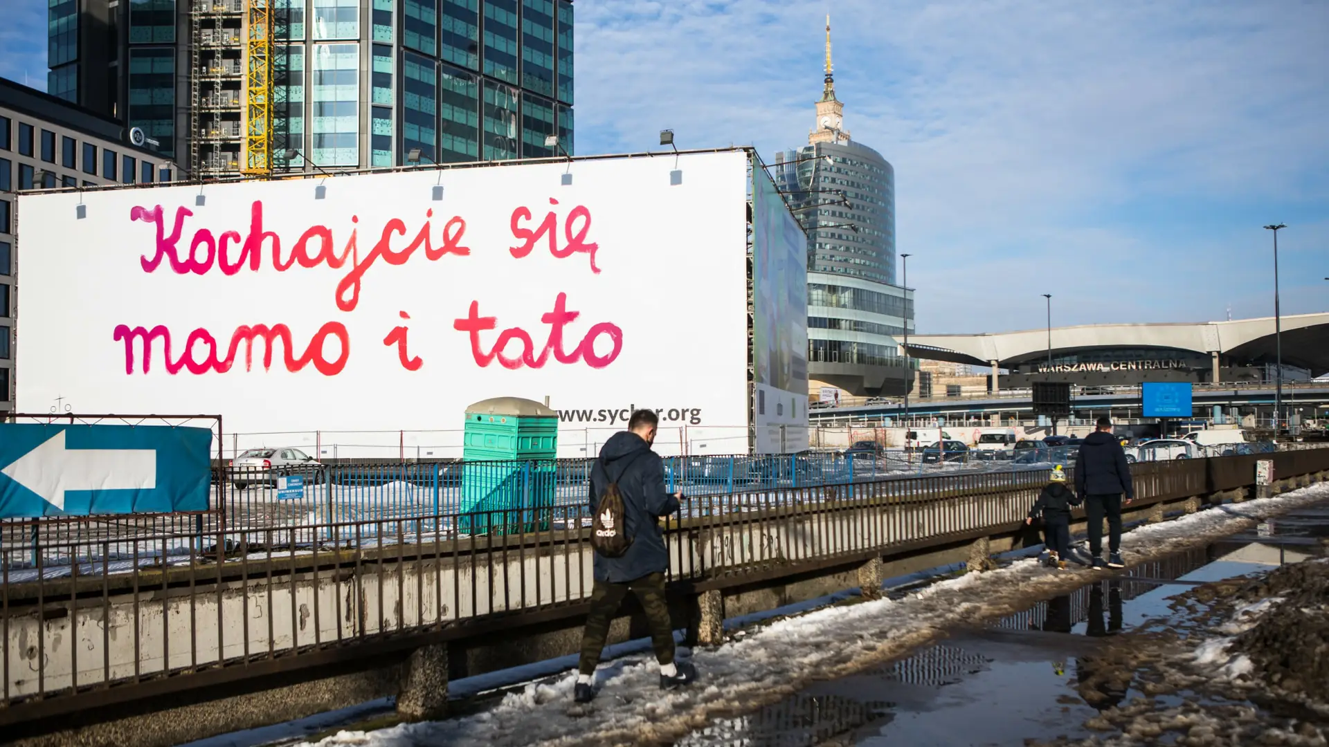 Billboardy "Kochajcie się mamo i tato" są wszędzie. Wiemy, kto za nie odpowiada