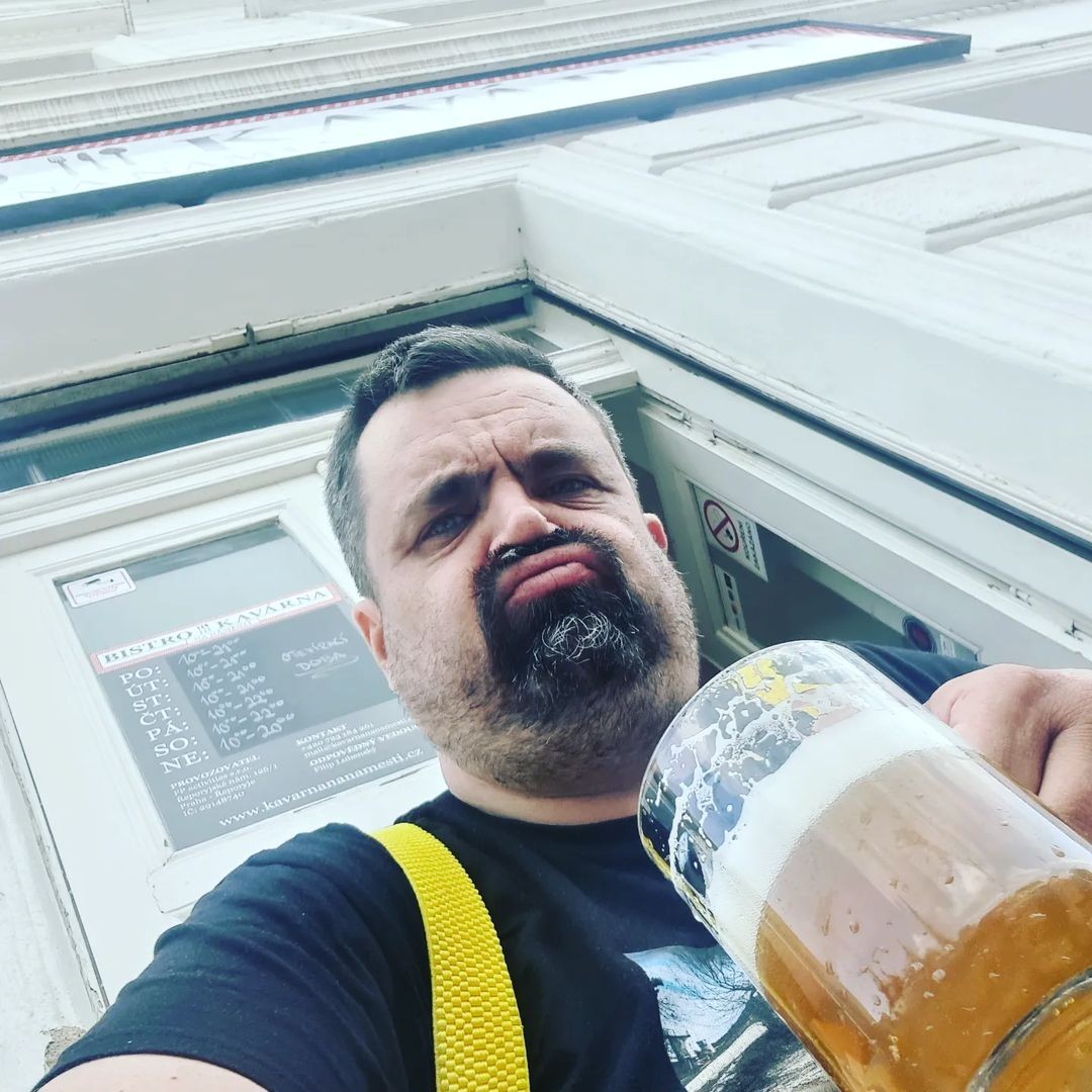 Bývalý moderátor, herec a novinár a dnes starosta mestskej časti Praha-Řeporyje Pavel Novotný.