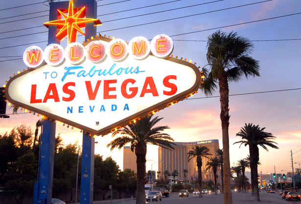 Sto lat po uzyskaniu praw miejskich Las Vegas zmaga się z największym kryzysem w historii. Legendarnemu miastu hazardu nie zagrozili tym razem ani obrońcy moralności, ani podatki, ani mafia, ani nawet kryzys. Interes psuje 2,5 tysiąca e-kasyn.