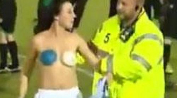 Topless rohant be a focimeccsre! - VIDEÓ