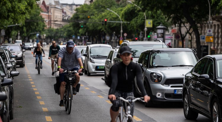 Biciklisek a fővárosi Nagykörúton kialakított ideiglenes kerékpársávon 2020. május 23-án