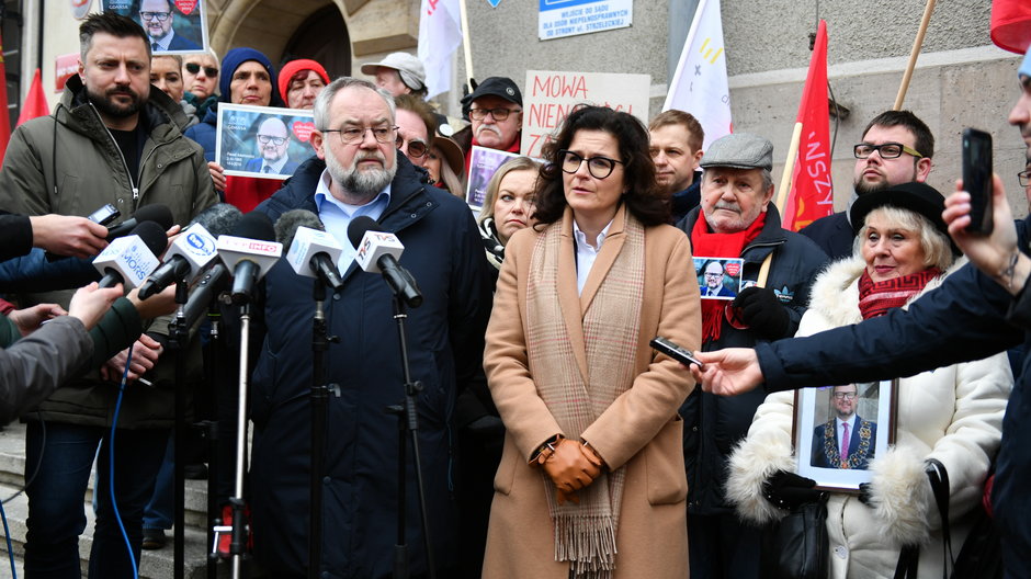 Aleksandra Dulkiewicz oraz Piotr Adamowicz podczas konferencji prasowej towarzyszącej zgromadzeniu przed Sądem Okręgowym 