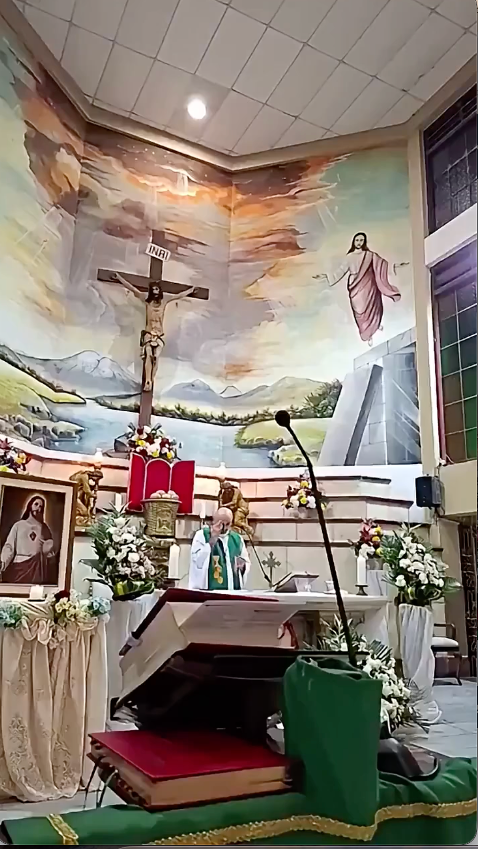 Kríž sa zrútil na kňaza počas omše.