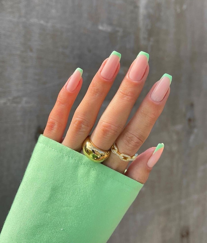 Sur Instagram, la styliste ongulaire Bryony Howell a peint le bord de ses ongles en vert.