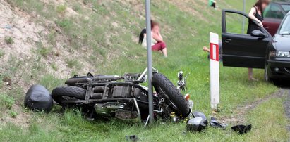 Pękła opona w ciężarówce. Dwa motory zmiecione z drogi