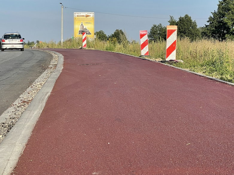 Budowa ścieżki rowerowej - Ćwiklice, skrzyżowanie z ul. Zawadzkiego - 04.08.2022 - autor: pless.pl