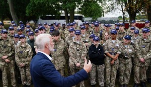 Britanski minitar odbrane Al Karns u razgovoru sa kadetima